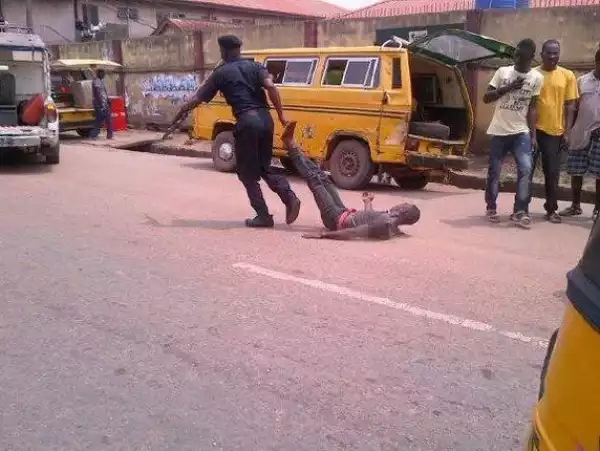 Gosh!! See What A Police Officer Was Spotted Doing A Man [You Wont Believe Your Eyes]